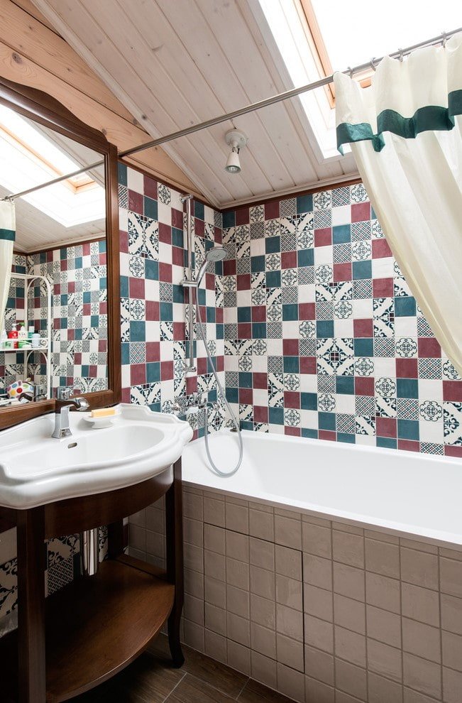 vierkante tegelafwerking in het interieur van de badkamer