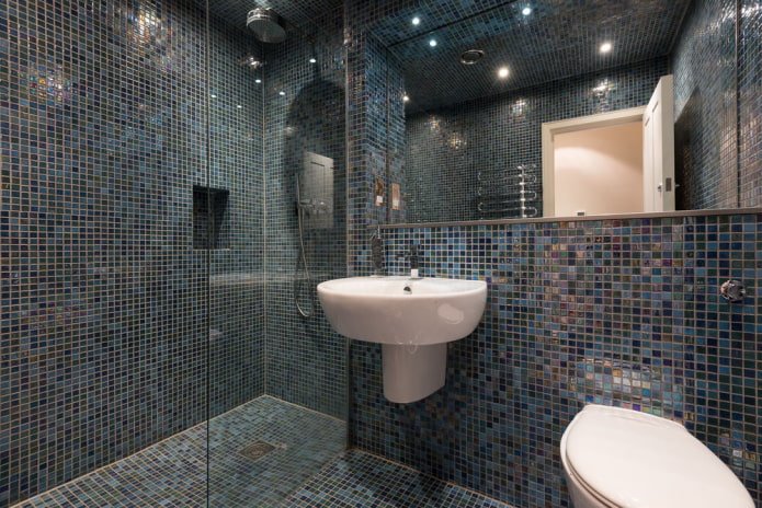 blauwe tegels in het interieur van de badkamer