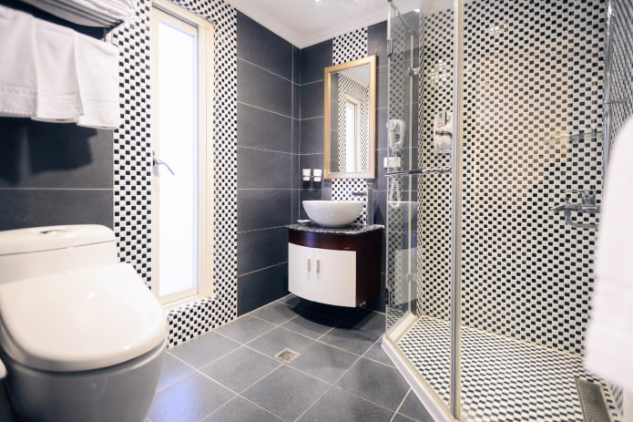 tegeldecoratie in het interieur van de badkamer