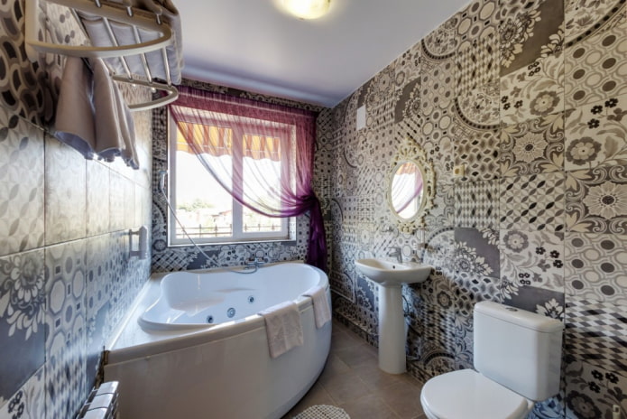 patroontegels in het interieur van de badkamer