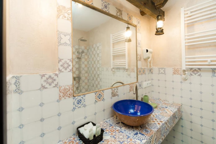 patroontegels in het interieur van de badkamer