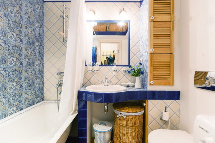 tegels in het interieur van de badkamer in Proven?aalse stijl
