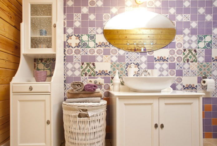 tegels in het interieur van de badkamer in Proven?aalse stijl