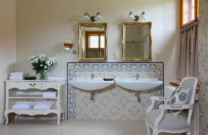 tegels in het interieur van de badkamer in shabby chic stijl