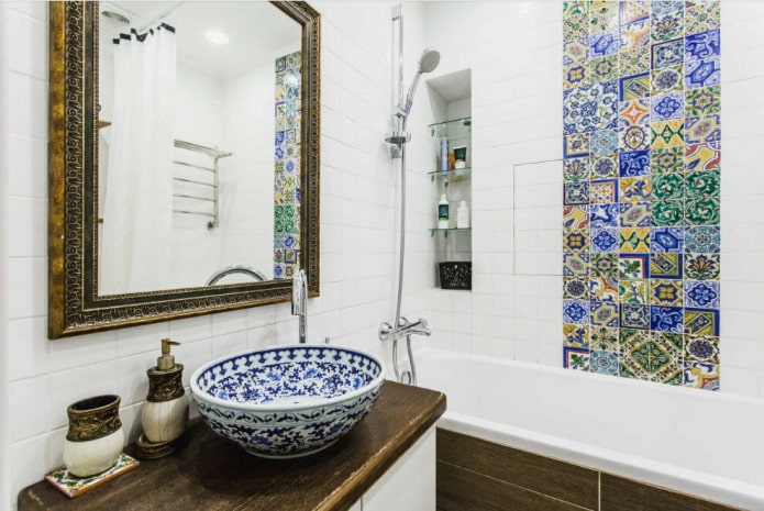 tegels in het interieur van de badkamer in oosterse stijl