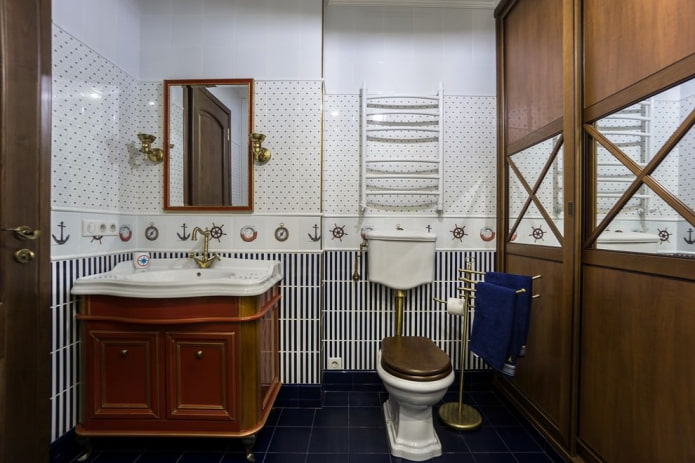 tegels in het interieur van de badkamer in een maritieme stijl