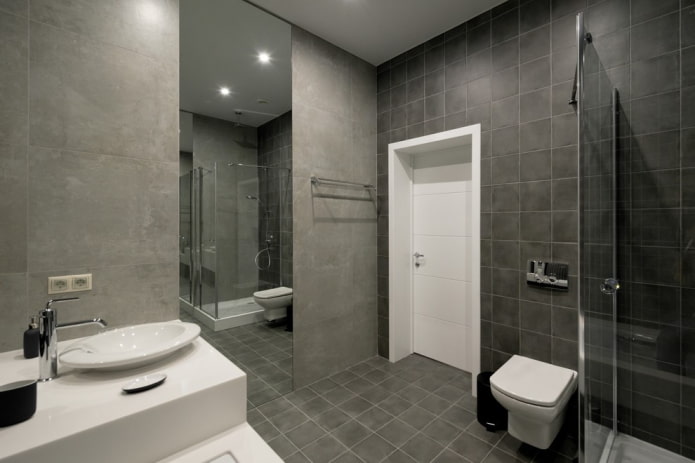 tegel onder beton in het interieur van de badkamer