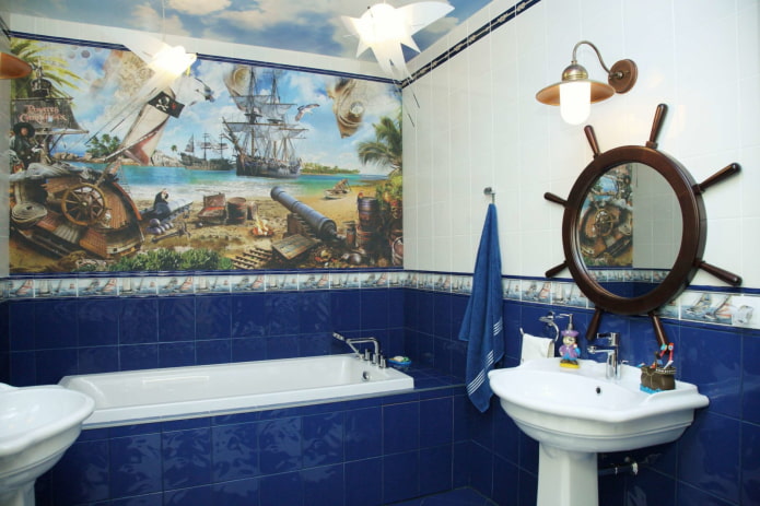tegels in het interieur van de badkamer in een maritieme stijl