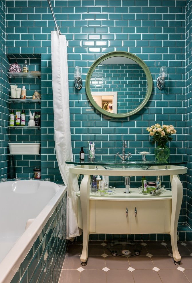 grote tegelafwerking in het interieur van de badkamer