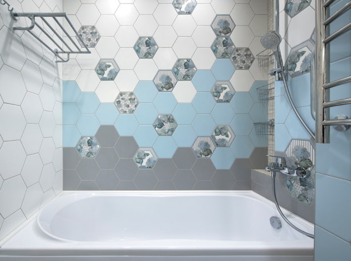 honingraattegels in het interieur van de badkamer