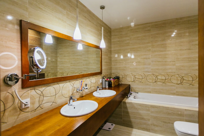 beige tegels in het interieur van de badkamer