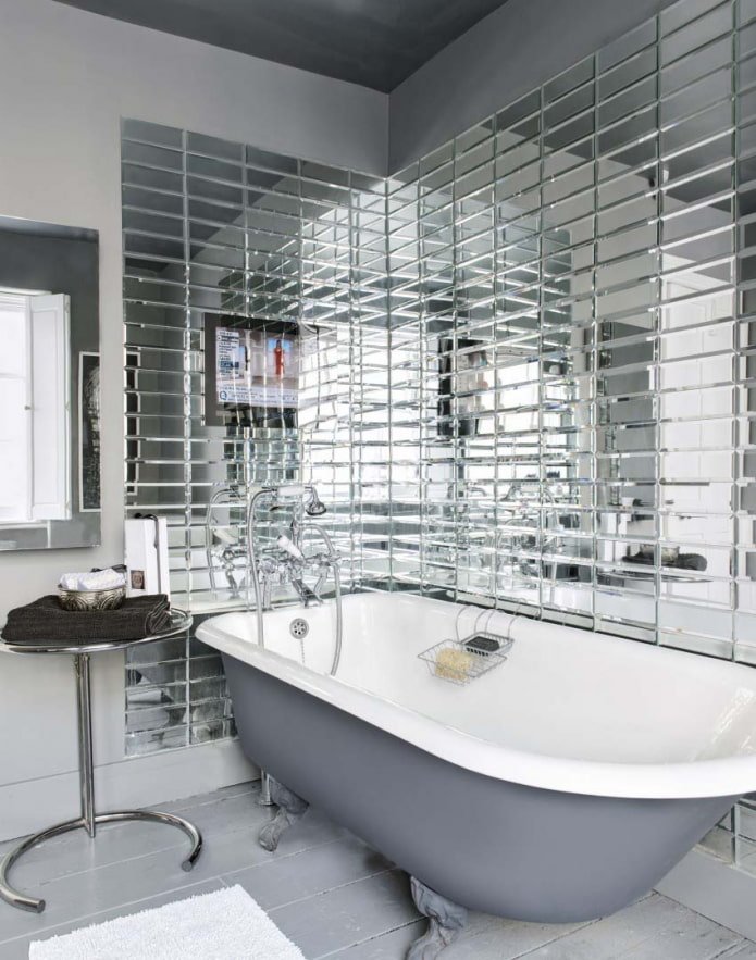 spiegeltegels in het interieur van de badkamer