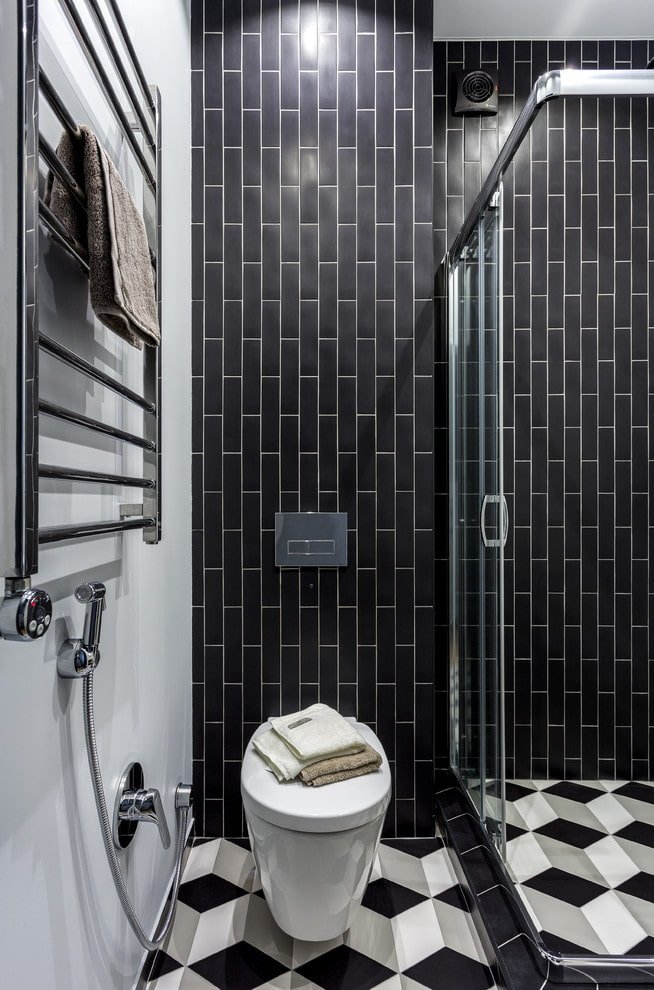 matte tegels in het interieur van de badkamer