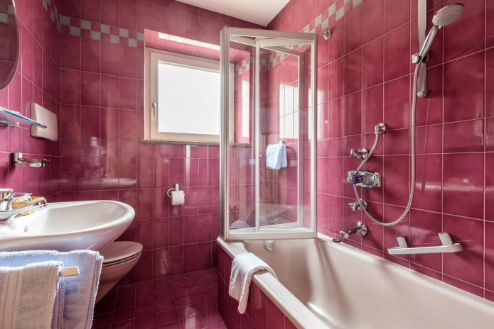 roze tegels in het interieur van de badkamer