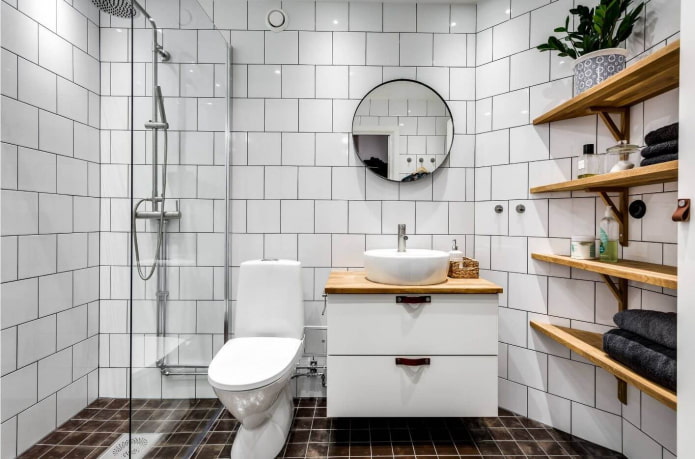 tegels in het badkamerinterieur in Scandinavische stijl