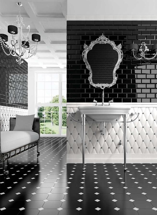 tegels met decoratie in het interieur van de badkamer