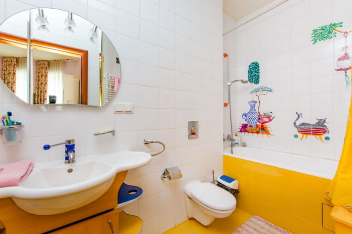 tegeldecoratie in het interieur van de kinderbadkamer