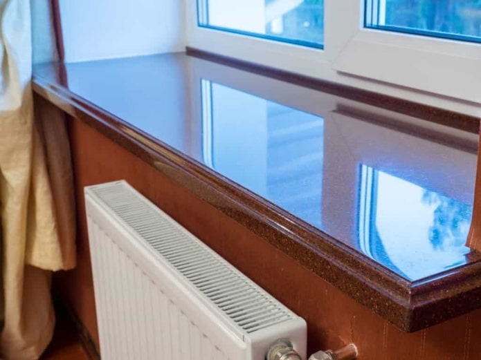 donkere stenen vensterbank