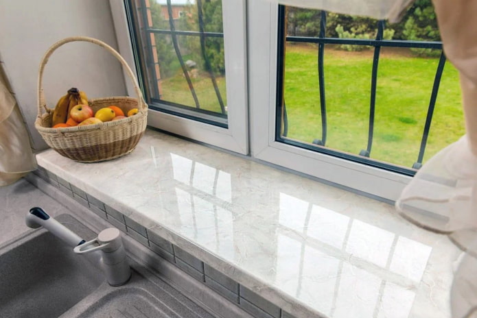 lichte stenen vensterbank