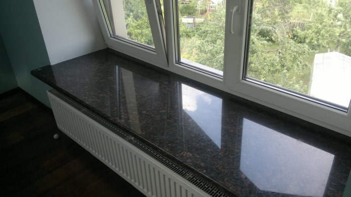 donkere stenen vensterbank