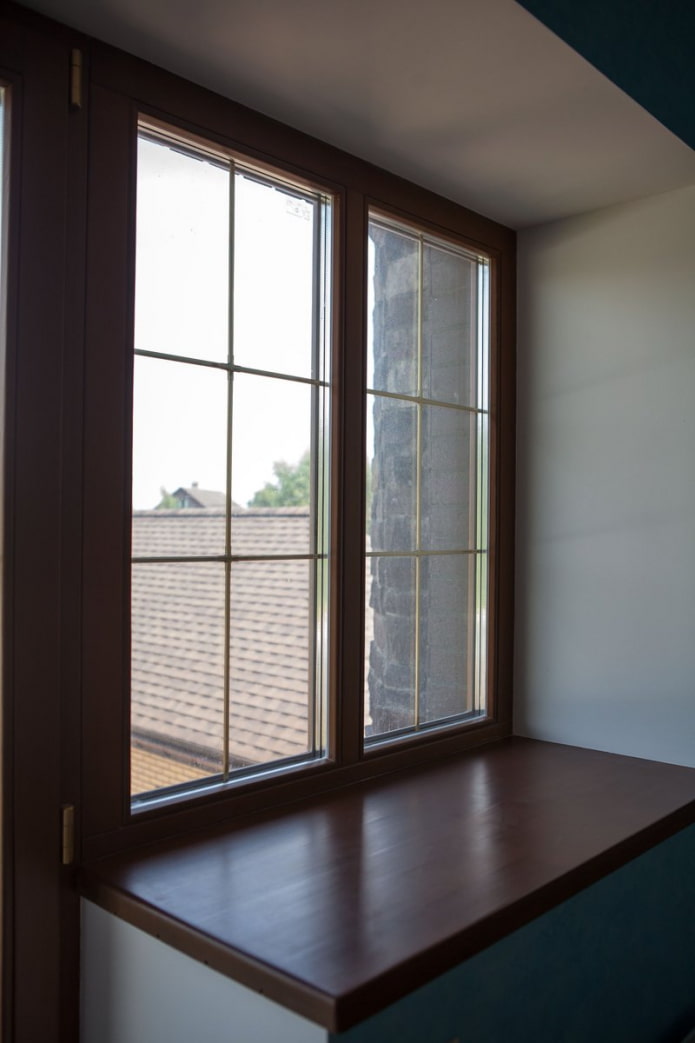 kozijn en vensterbank onder de boom