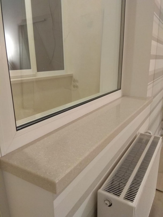 smalle vensterbank in het interieur