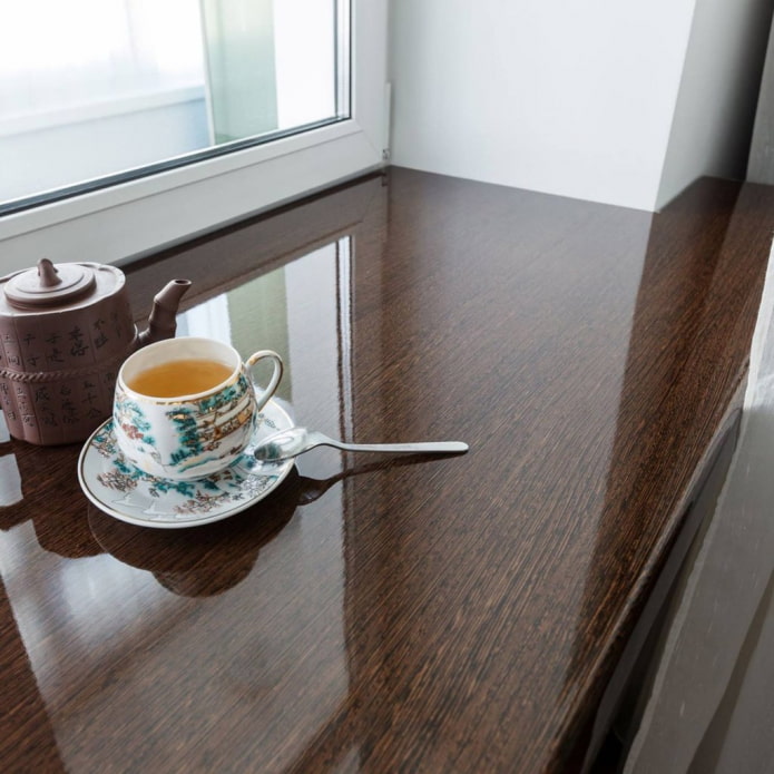 glanzend MDF voor een raam