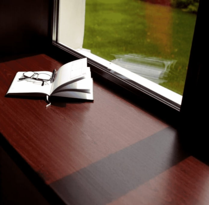 spaanplaat op een raam