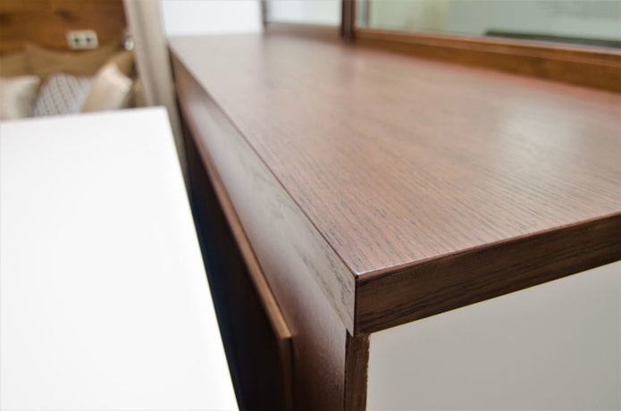 spaanplaat op een vensterbank