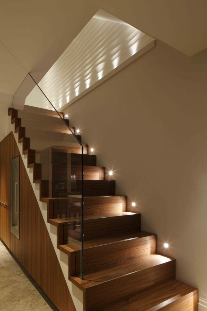 trap met spotverlichting in huis