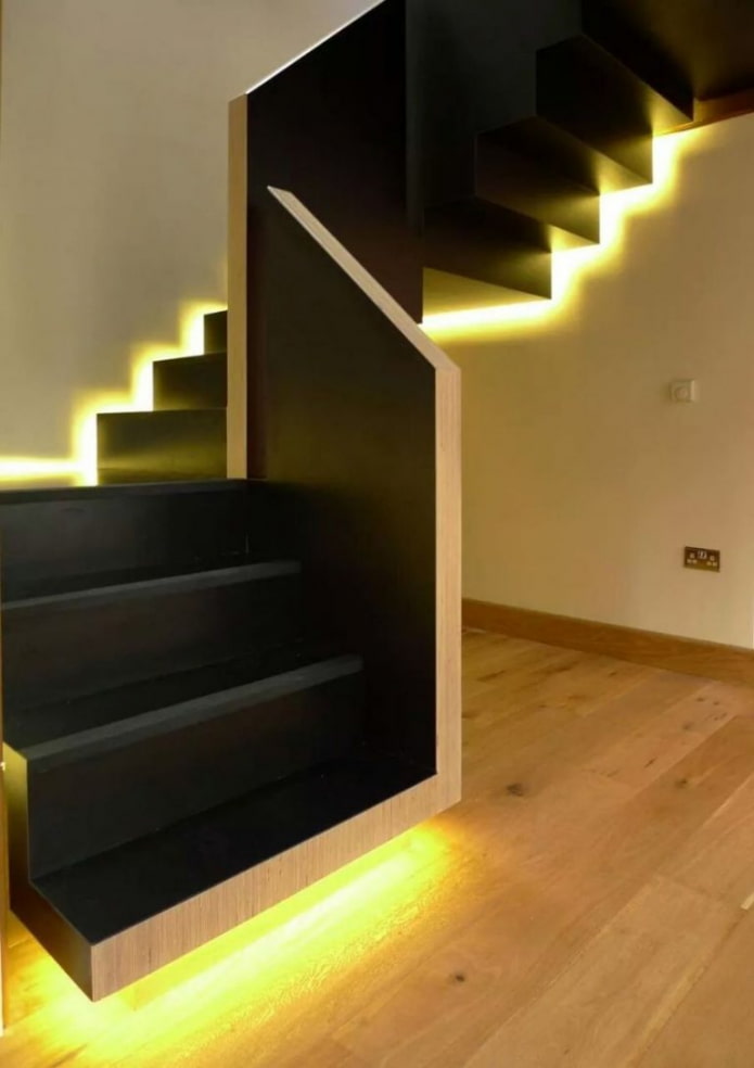 trap met LED-verlichting in huis