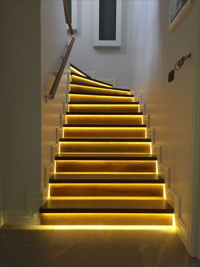 trap met verlichte treden in het huis