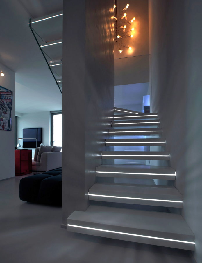 trap met verlichte treden in het huis
