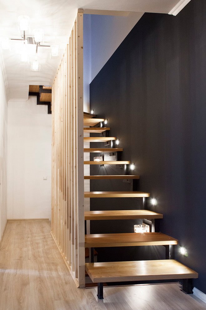 trap met spotverlichting in huis