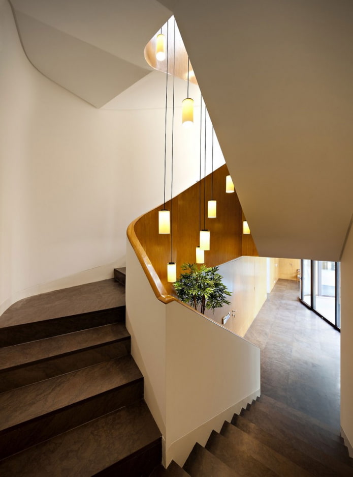 kroonluchter boven de trap in het interieur van het huis