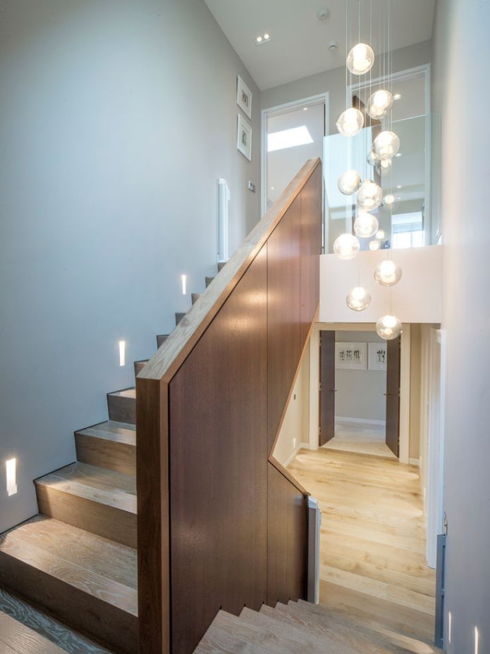 kroonluchter boven de trap in het interieur van het huis