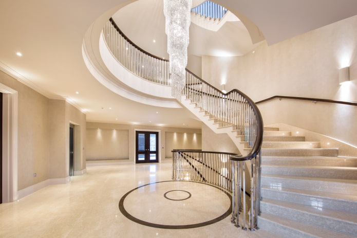 kroonluchter boven de trap in het interieur van het huis