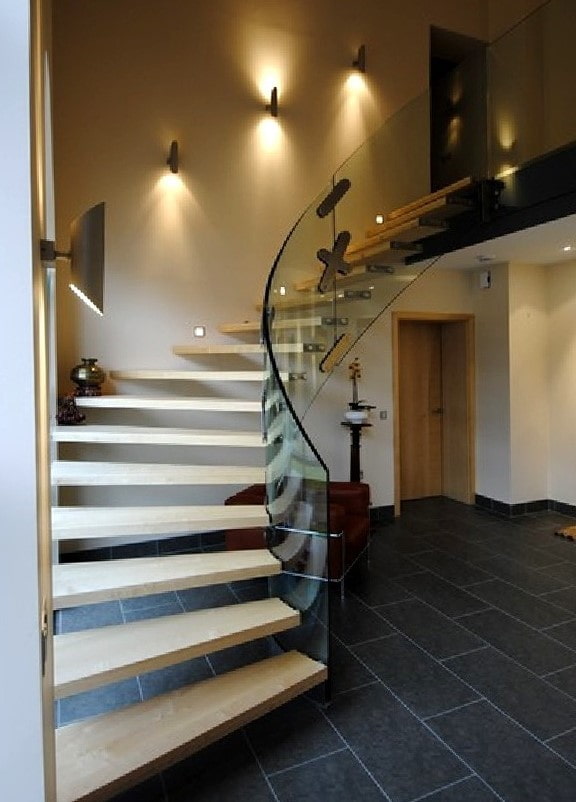 trap met wandlampen in het interieur van het huis