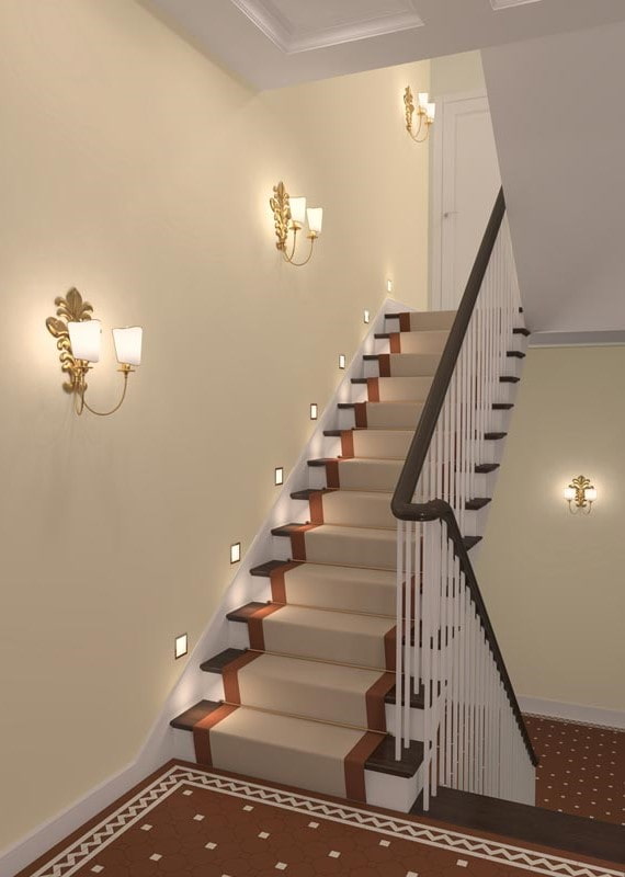 trap met wandlampen in het interieur van het huis