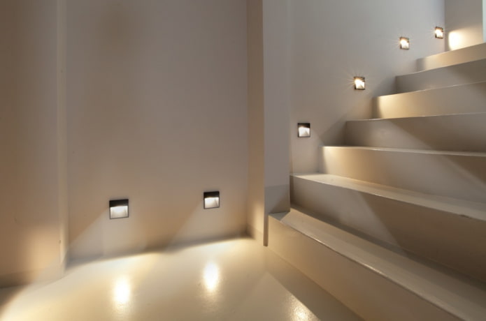 trap met wandlampen in huis
