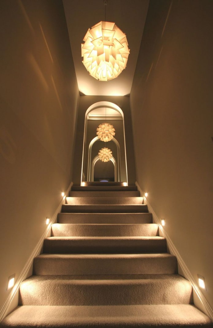 trap met gecombineerde verlichting in huis