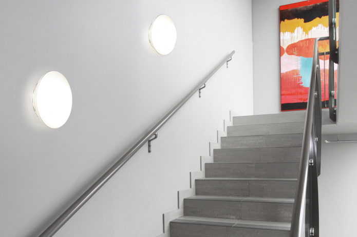 trap met wandlampen in huis