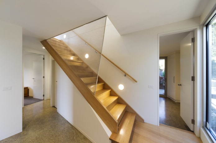 trap met wandlampen in huis