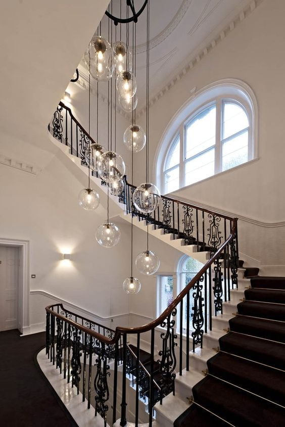 kroonluchter met plafondverlichting in huis