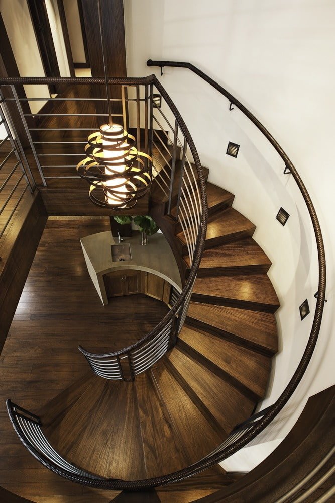 kroonluchter met plafondverlichting in huis