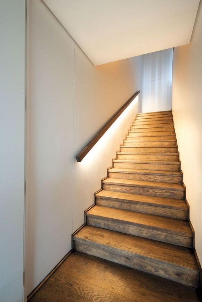 trap met verlichte leuningen in huis