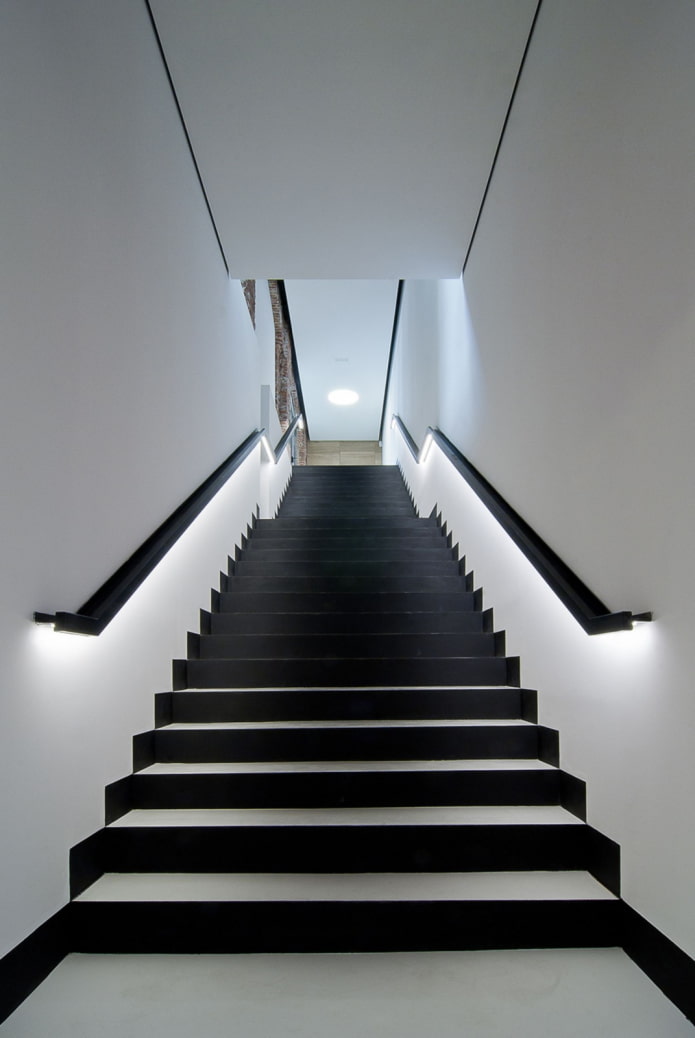 trap met verlichte leuningen in huis