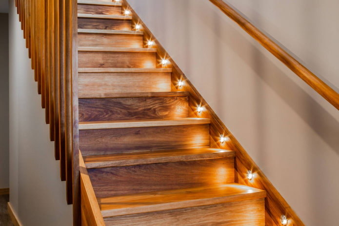 houten trap met verlichting in het interieur van het huis