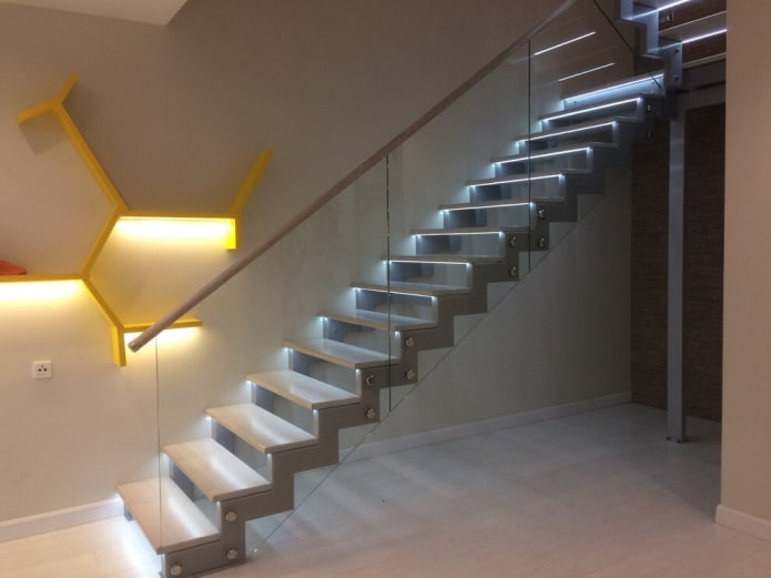 verlichte metalen trap in het interieur van het huis