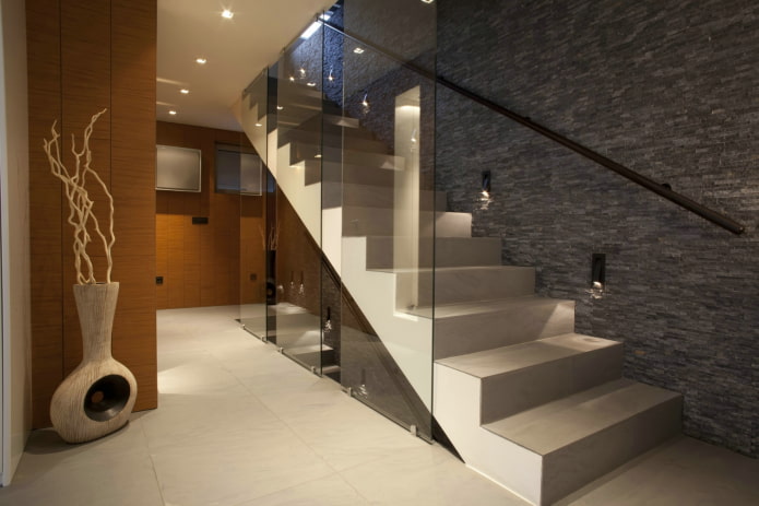 betonnen trap met verlichting in het interieur van het huis